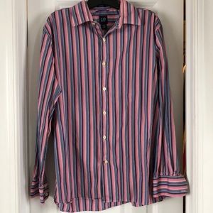 Men’s fitted button up shirt